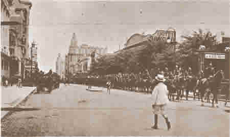 El escuadrón de seguridad patrullando por los alrededores del Congreso,enero dc 1919. (Archivo General de la Nación.)